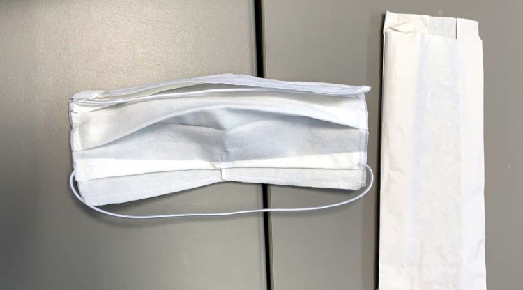 Una de les mascaretes que va arribar a la comissaria de Blanes, embolicada en un sobre de paper i sense especificar el grau de protecció.