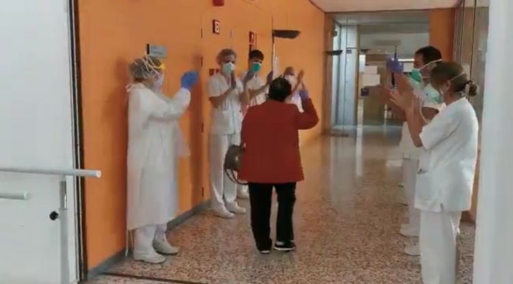 La Francesca abandonant les instal·lacions del Santa Caterina pel seu propi peu