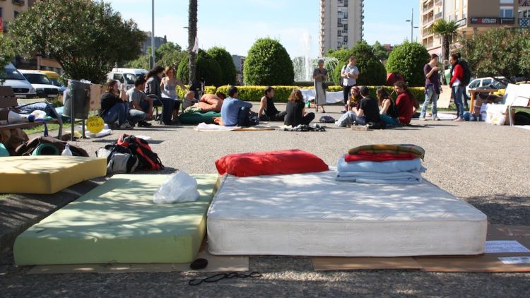 Els "indignats" han acampat a la Plaça de Catalunya de Girona des d'aquest dijous © ACN