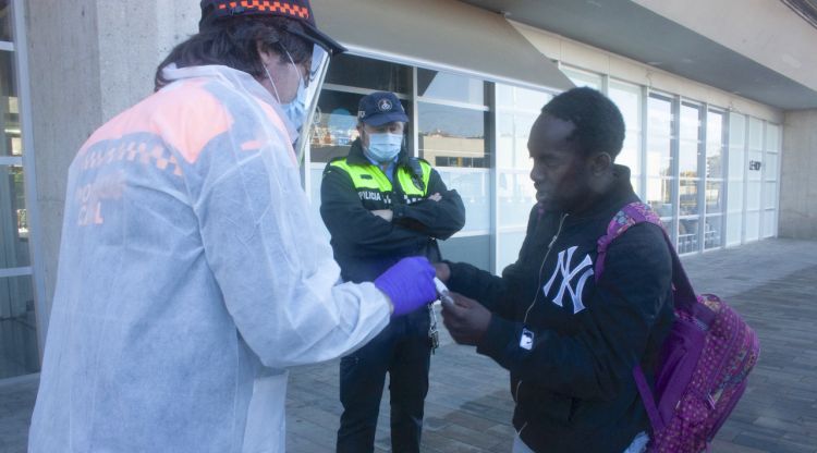 Un usuari del transport públic rebent una mascareta per part d'un voluntari. M. Estarriola