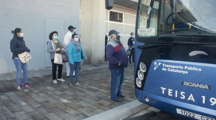 Usuaris de l'autobús a Girona, ahir al matí. M. Estarriola