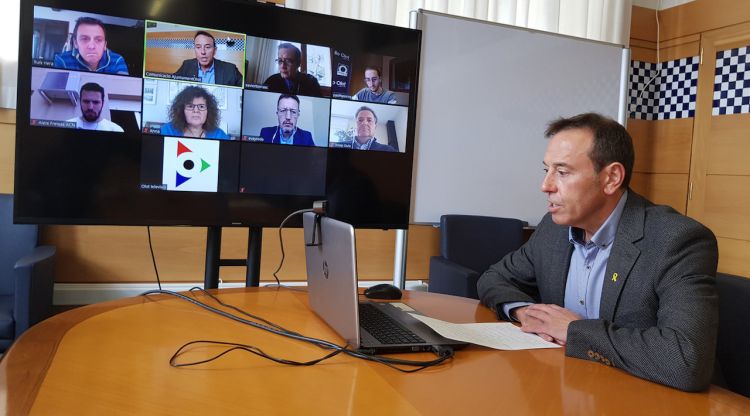 L'alcalde d'Olot, Josep Berga, amb un plasma amb diferents periodistes i portaveus dels partits polítics d'Olot