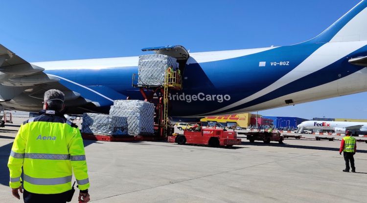 Un avió amb material sanitari operat als aeroports d'AENA