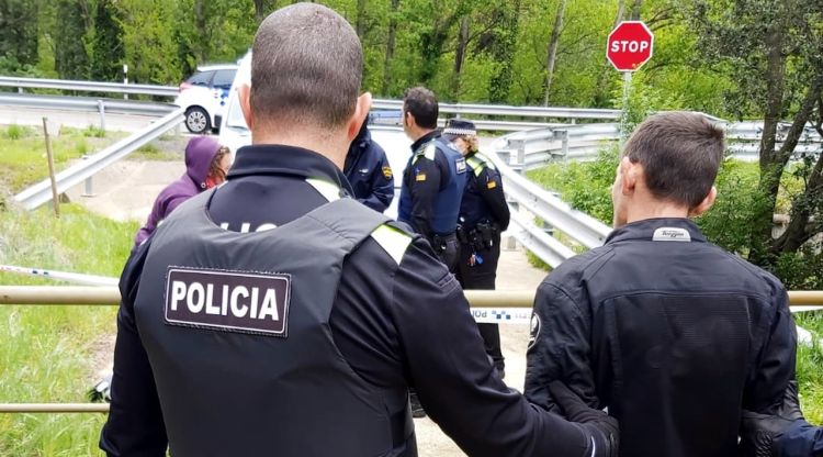 El motorista durant la seva detenció