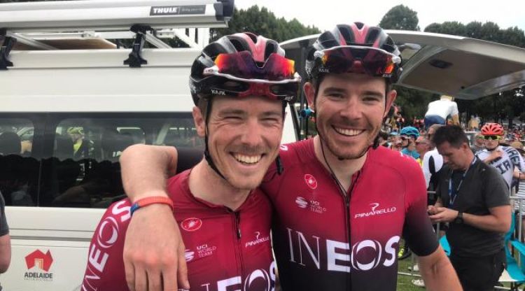 Rohan Dennis a l'esquerra amb un company d'equip. Team INEOS