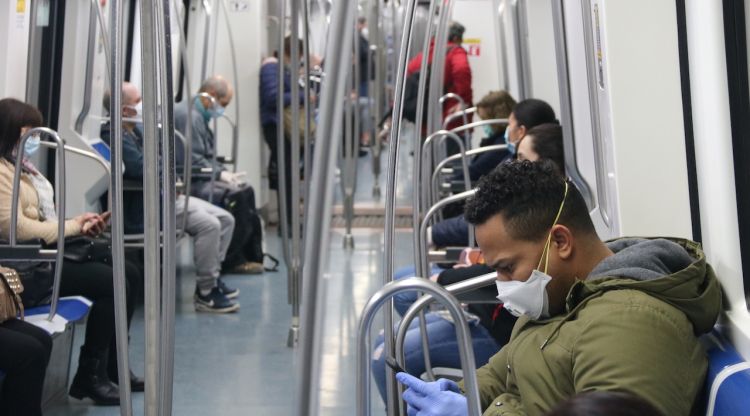 Interior d'un vagó del metro de Barcelona el primer dia en què s'ha aixecat el confinament total a l'estat espanyol. ACN