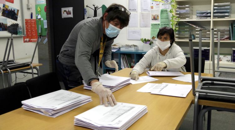 Preparació dels dossiers per repartir a alumnes de l'escola Marta Mata de Girona. ACN