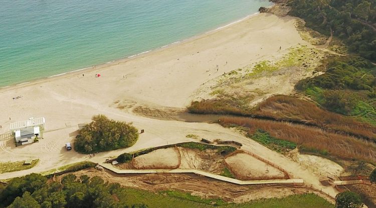 L'home ha estat localitzat en el caminet d'accés a la platja (arxiu)