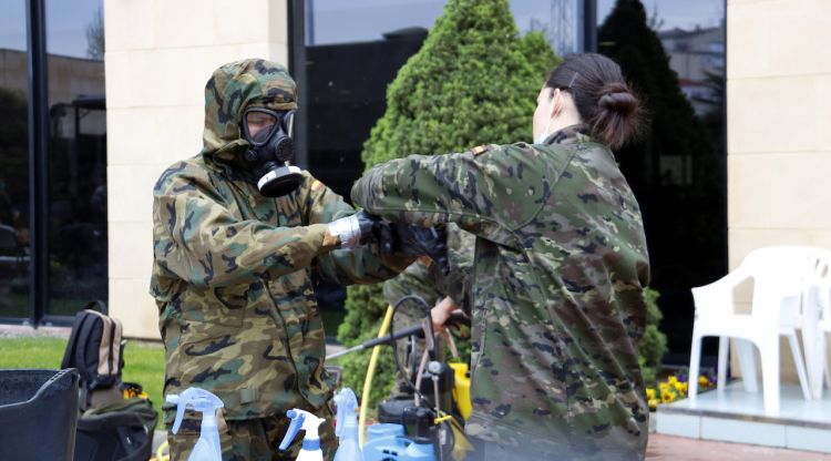 Militars de la brigada Aragó de l'exèrcit de terra preparant-se per entrar a la residència d'Alcarràs (arxiu). ACN