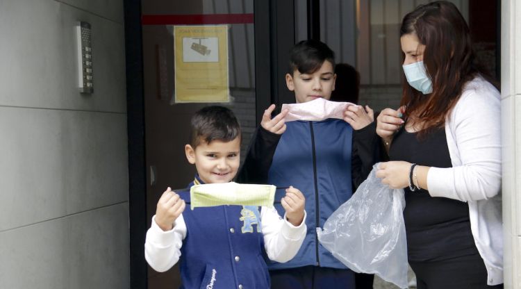 Una família de Sant Julià de Ramis, després de rebre les mascaretes infantils. ACN
