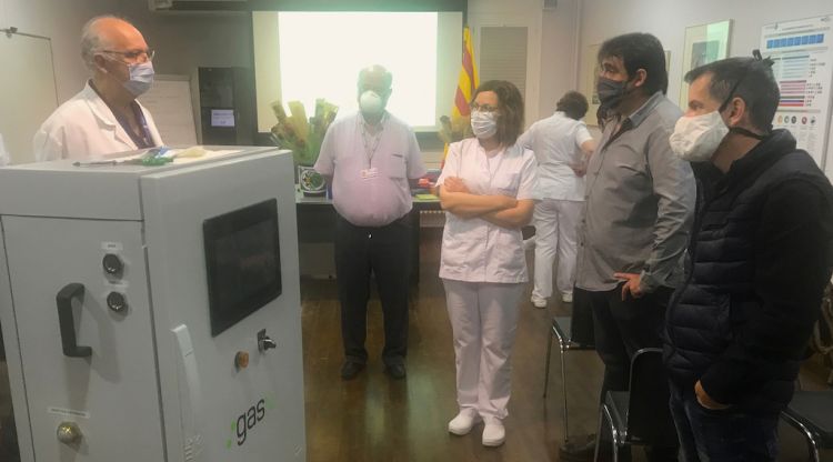 Els representants d'empresa i hospital de Campdevànol amb un dels respiradors donats en una imatge publicada