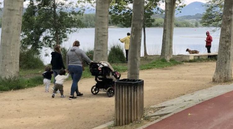 Una mare passejant amb els seus fills, ahir per l'estany. Ràdio Banyoles