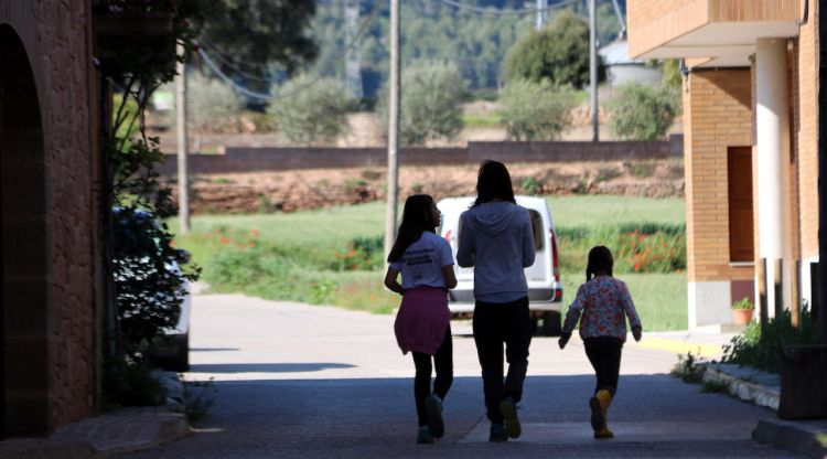 Una mare amb les seves filles, a Fonollosa. ACN