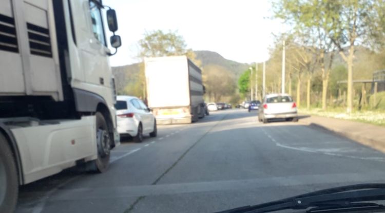 El trànsit a l'avinguda Sant Jordi d'Olot. ACN