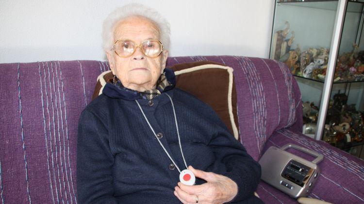 Antònia Quintana, de 96 anys i veïna de La Jonquera, mostra el medalló © ACN