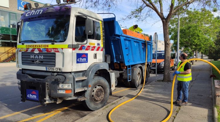 El camió cisterna que ha netejat els carrers de Figueres avui