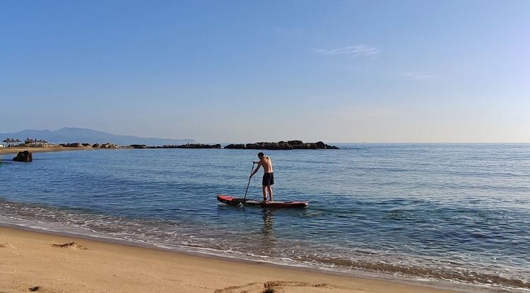 Un jove practicant Paddle Surf a Empúries (arxiu). Marta Aguado