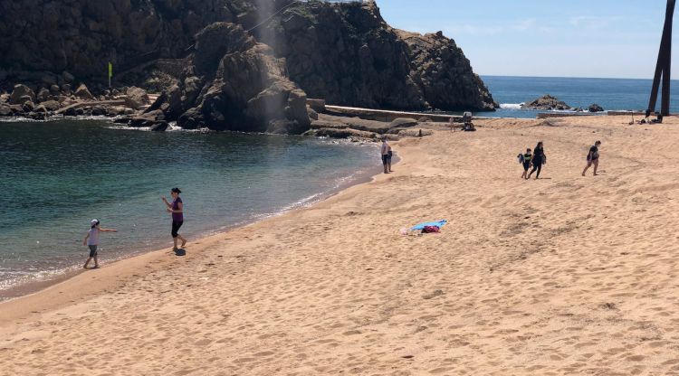 Platja de Blanes amb algunes famílies jugant a la sorra, ahir al migdia. ACN