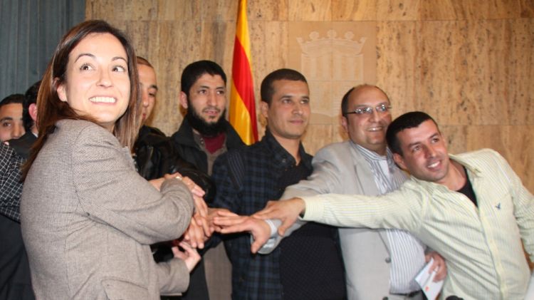 Imatge d'unitat de tots els representants de la comunitat magrebina, amb l'alcaldessa el passat març © ACN