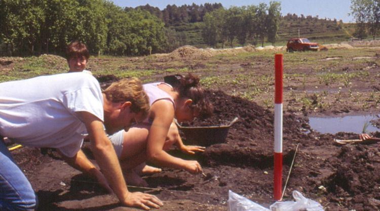 Arqueòlegs treballant a la primera intervenció a La Draga l’any 1990