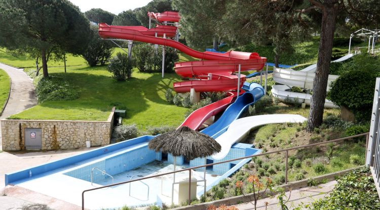 Alguns tobogans del parc aquàtic de Waterworld de Lloret de Mar. ACN