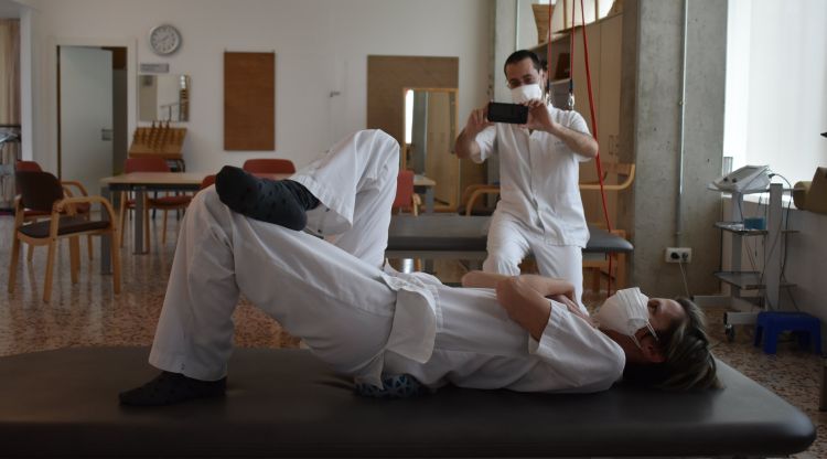 Fisioterapeutes del parc hospitalari Martí i Julià fent exercicis a distància