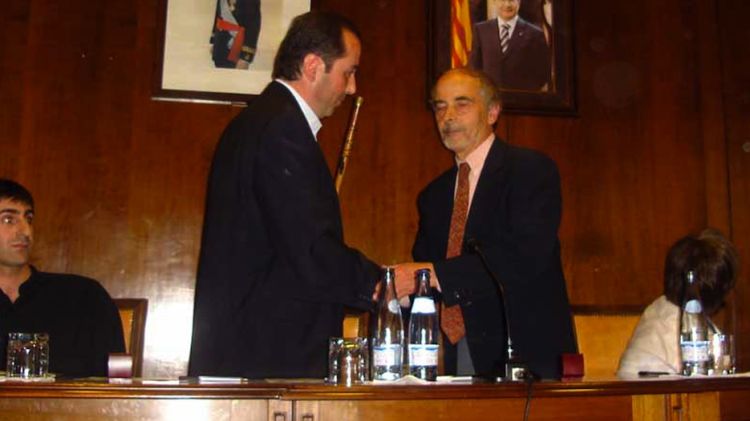 Lluís Sais rebent el 16 de juny de 2007 la vara d'alcalde de Ramon Romaguera, el seu antecessor durant 12 anys © ACN