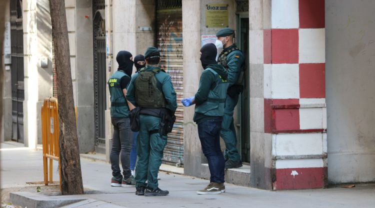 Agents de la Guàrdia Civil a Barcelona davant de la porta del domicili del presumpte seguidor de Daesh detingut. ACN