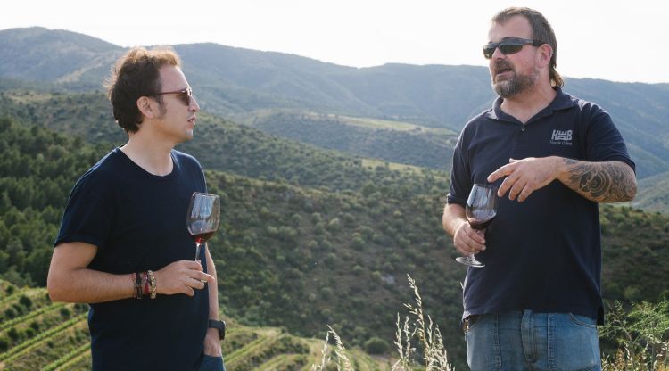 Eduard Hugas (dreta) en una de les vinyes de Colera