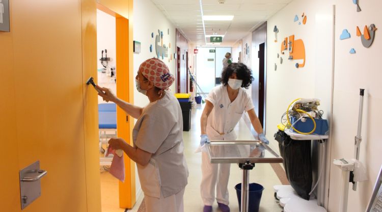 Professionals del Trueta preparant la planta de pediatria pel proper dilluns tornar a la normalitat