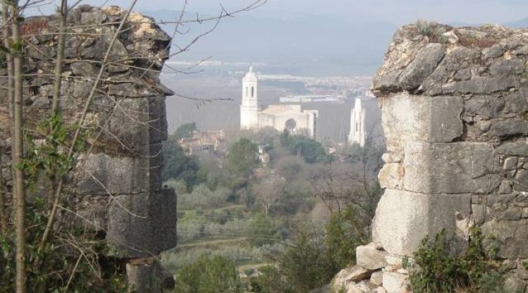 Vista de Girona i la catedral des de la muntanya de la O