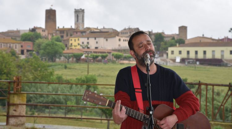 Mazoni tocant amb el poble de Cruïlles de fons. Joan Sabater