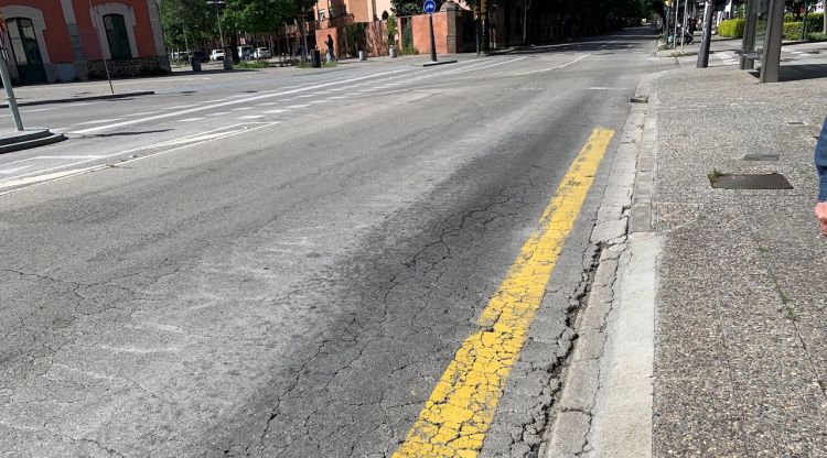 Un tram de calçada malmès al carrer Santa Eugènia, que entra dins les millores previstes al pla d'asfaltatges