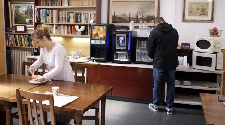 Sanitaris allotjats a l'hotel Europa de Girona esmorzant en taules separades. ACN