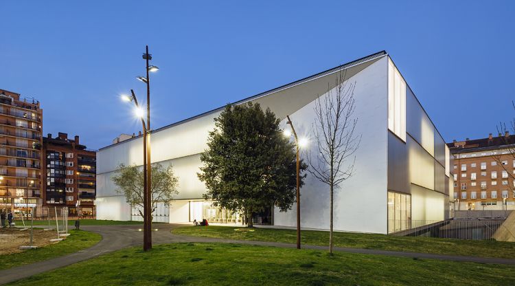 Exterior de la biblioteca Carles Rahola