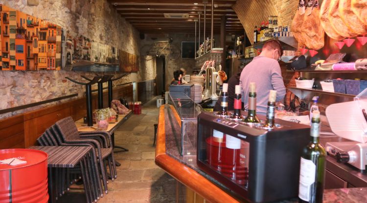 Un bar amb els treballadors posant a punt i netejant els estris abans de començar dilluns a la fase 1 a Girona. ACN