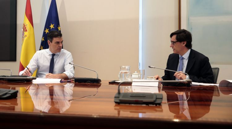 El president del govern espanyol, Pedro Sánchez, conversant amb el ministre de Sanitat, Salvador Illa, aquest matí. José María Cuadrado