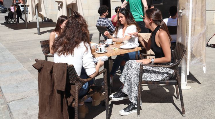 Quatre amigues fent un cafè en una terrassa de la plaça de la Independència de Girona. ACN