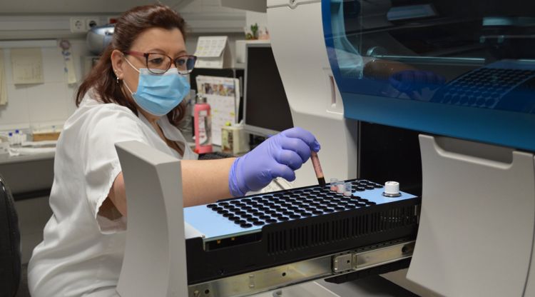 Una tècnica del laboratori de l'hospital de Palamós posant una mostra de PCR a la nova màquina que analitza les proves