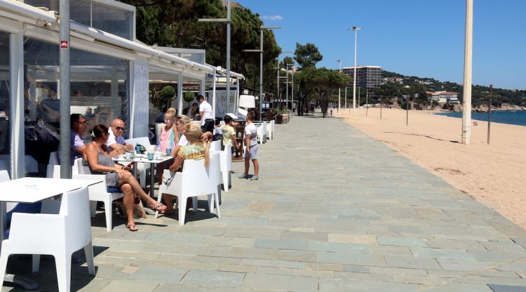 Una terrassa de Platja d'Aro, dilluns al matí. ACN