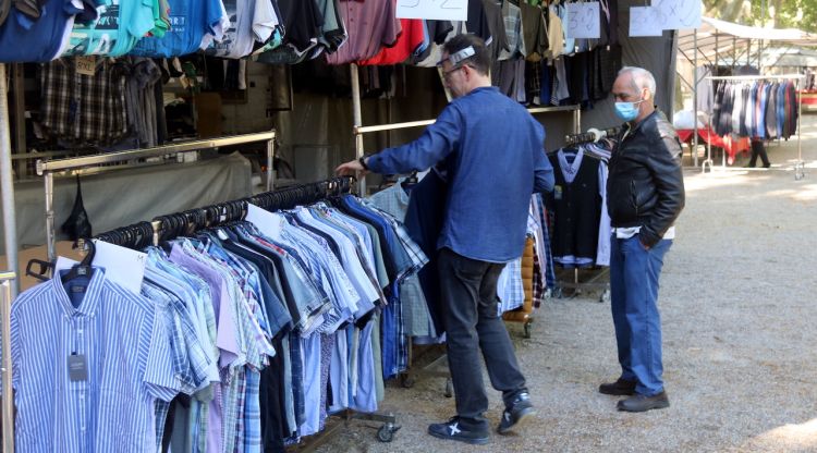 Una parada de roba del mercat de la Devesa de Girona. ACN