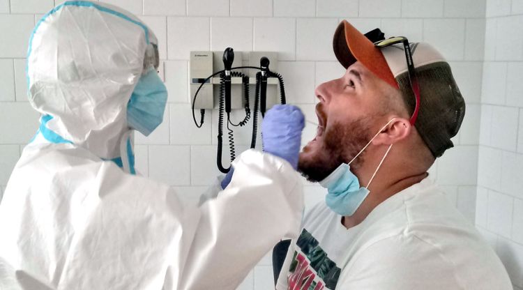 Una infermera practica una prova PCR a un pacient. ACN