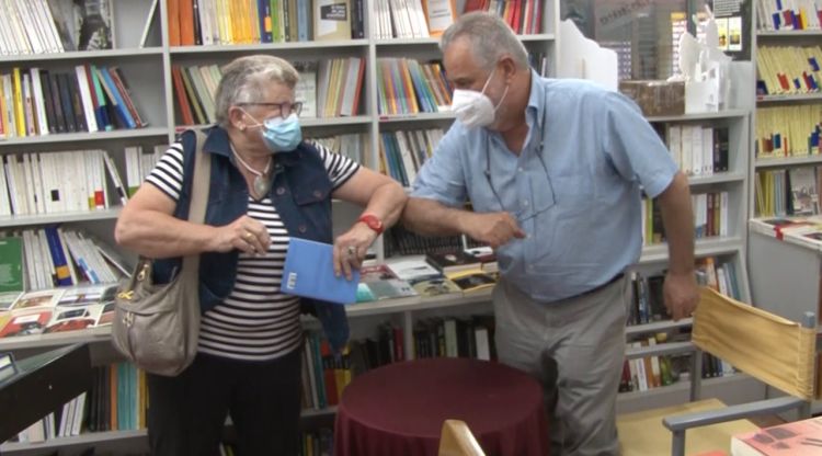 Rafel Nadal (dreta) després de signar un llibre a una lectora. ACN