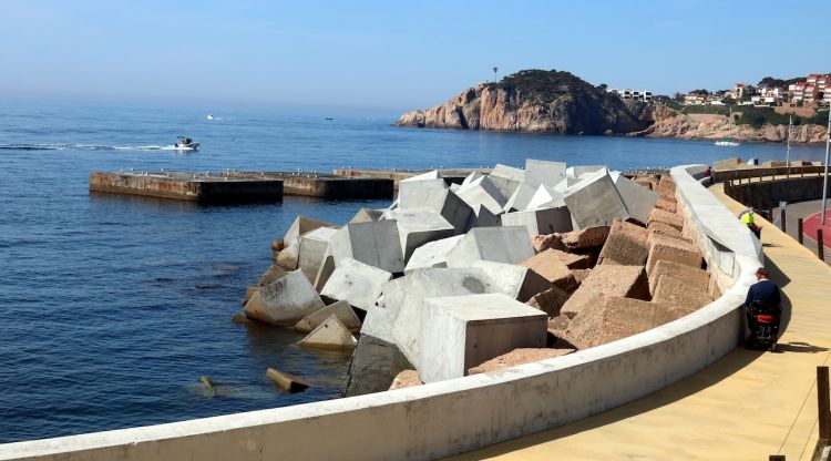 L'escullera i el dic exempt del port de Sant Feliu de Guíxols. ACN