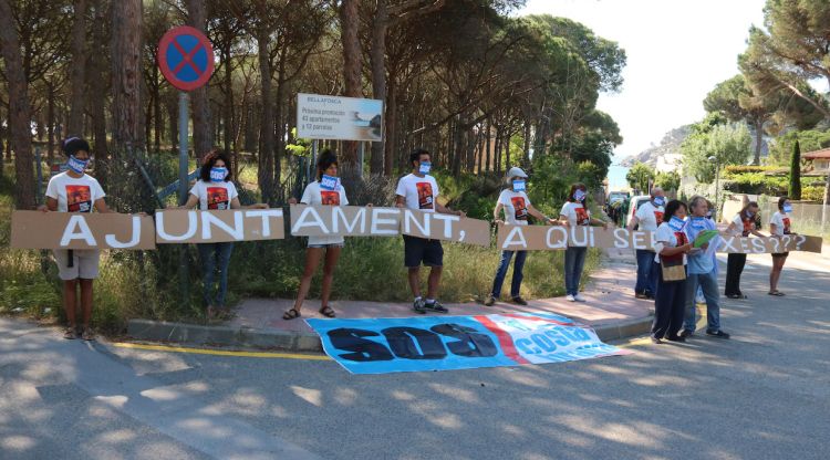 Els concentrats de SOS Costa Brava davant de la Pineda d'en Gori de Palamós. ACN