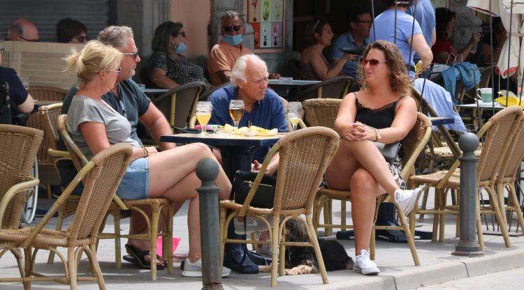 Un grup de persones prenen una cervesa en una terrassa de Palamós. ACN