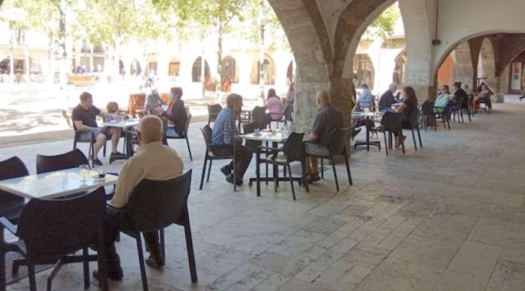 Una terrassa a la plaça Major. Ràdio Banyoles