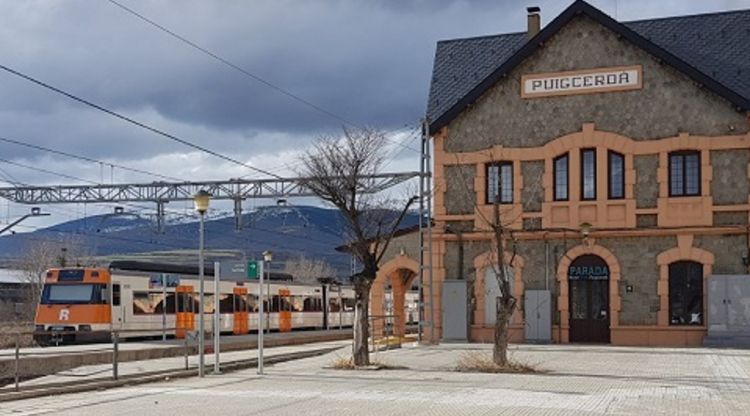 Un tren de Rodalies circulant davant l'estació de Puigcerdà. ACN