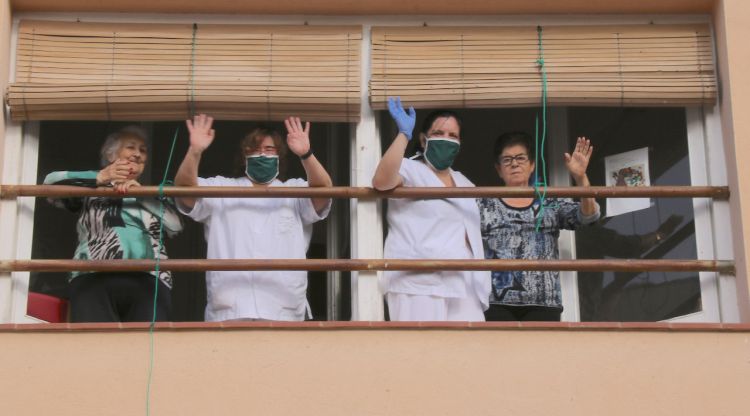 Residents i personal sanitari de la residència Zoilo Feliu de la Bisbal d'Empordà (arxiu). ACN