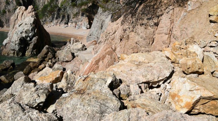 El camí de ronda que va a la platja del Golfet amb roques de grans dimensions que impedeixen l'accés. Paco Dalmau